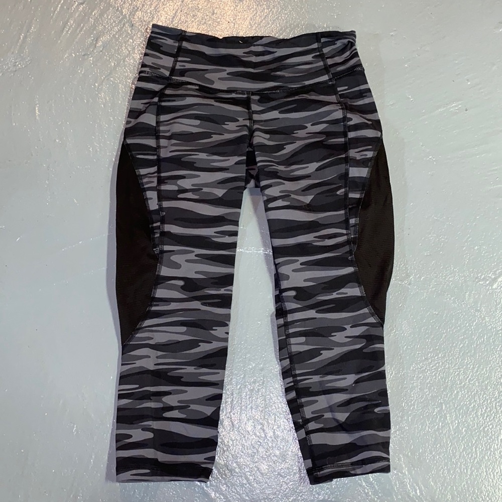 Old Navy Active Camo Mesh Panel Cropped Leggings